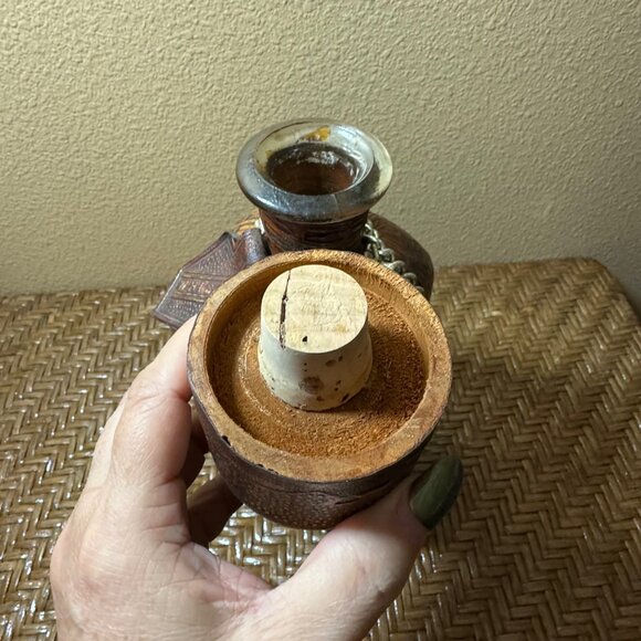 Vintage Embossed Leather Wrapped Decanter With Cork Stopper & WHISKY Tag - Picture 4 of 15